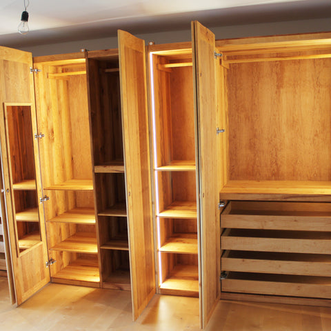 KLEIDERSCHRANK MIT BELEUCHTUNG VOG2