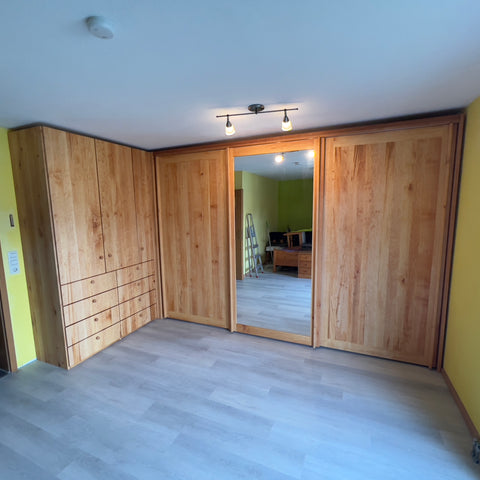 KLEIDERSCHRANK MIT SCHIEBETÜREN KI