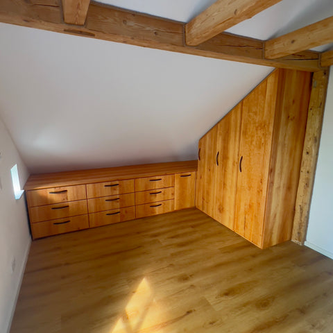 SCHLAFZIMMERSCHRANK MIT DACHSCHRÄGE HU