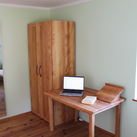 SCHRANK UND SCHREIBTISCH S